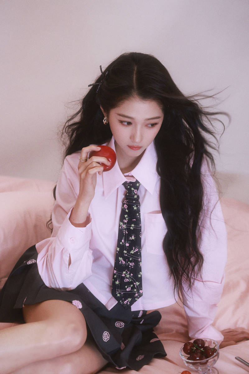 关晓彤穿粉嫩衬衣清新甜美！秒变糖果少女娇俏可人