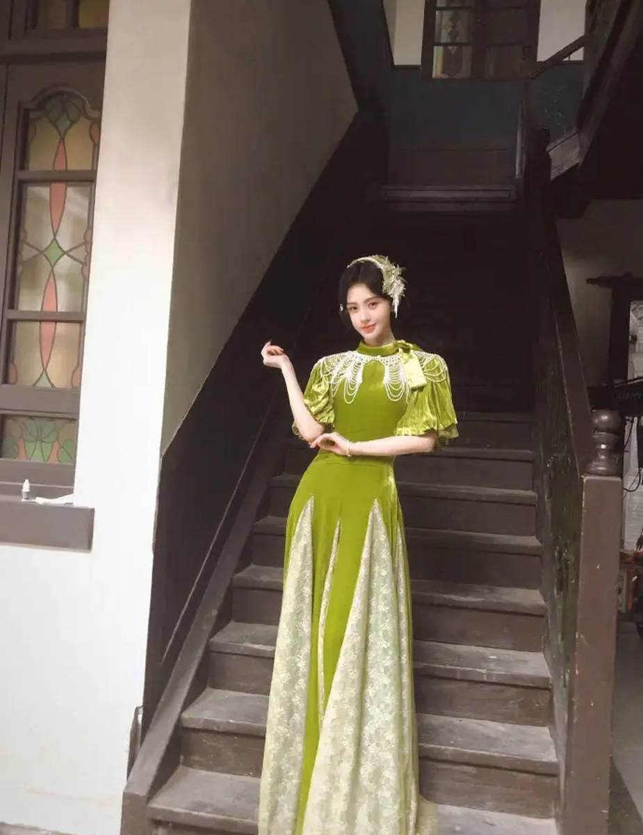 鞠婧祎穿缎面裙配珍珠发冠 温柔贵气化身民国美人