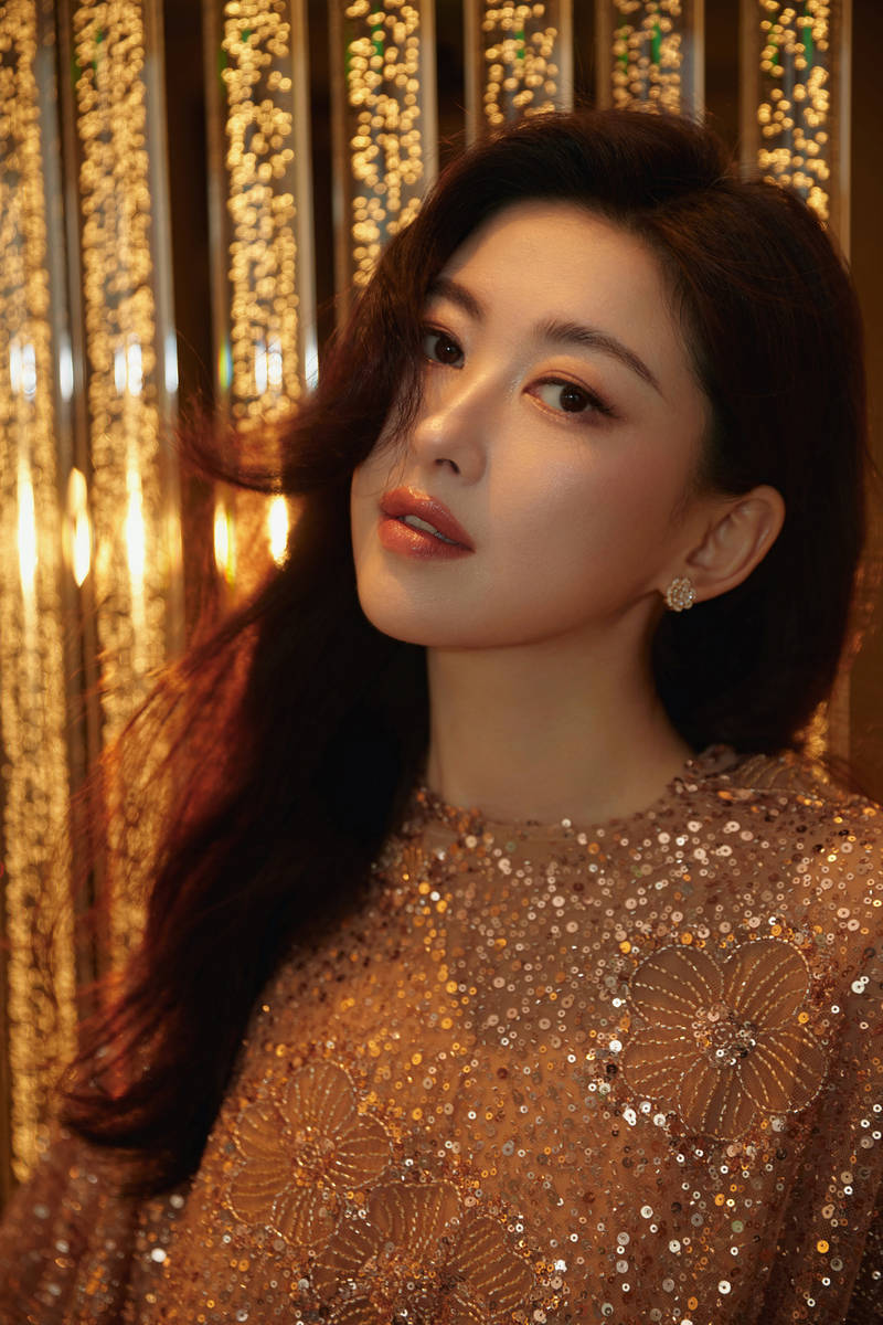 朱珠鎏金亮片花朵裙温婉成熟 浓艳红唇优雅端庄