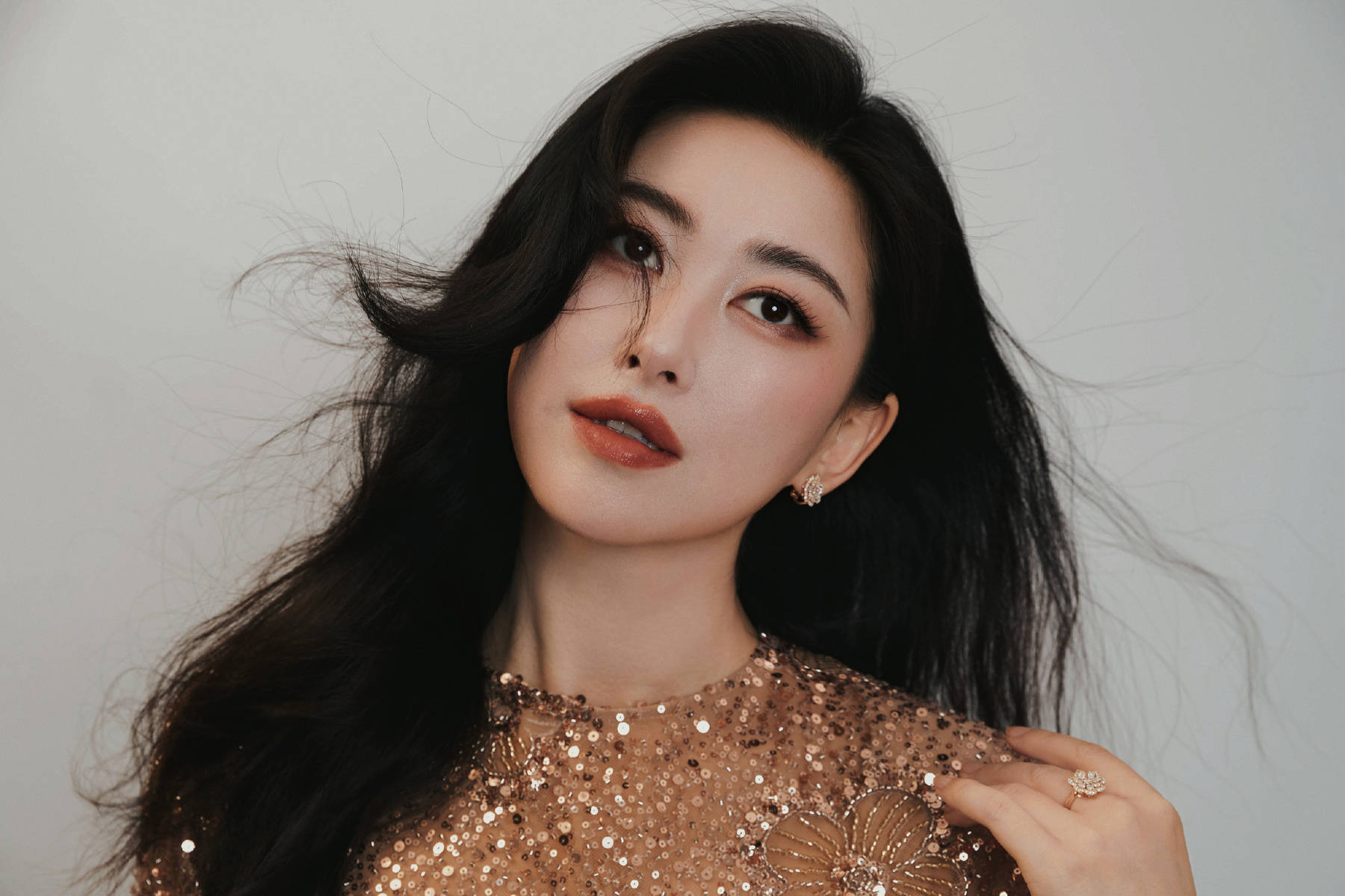 朱珠鎏金亮片花朵裙温婉成熟 浓艳红唇优雅端庄