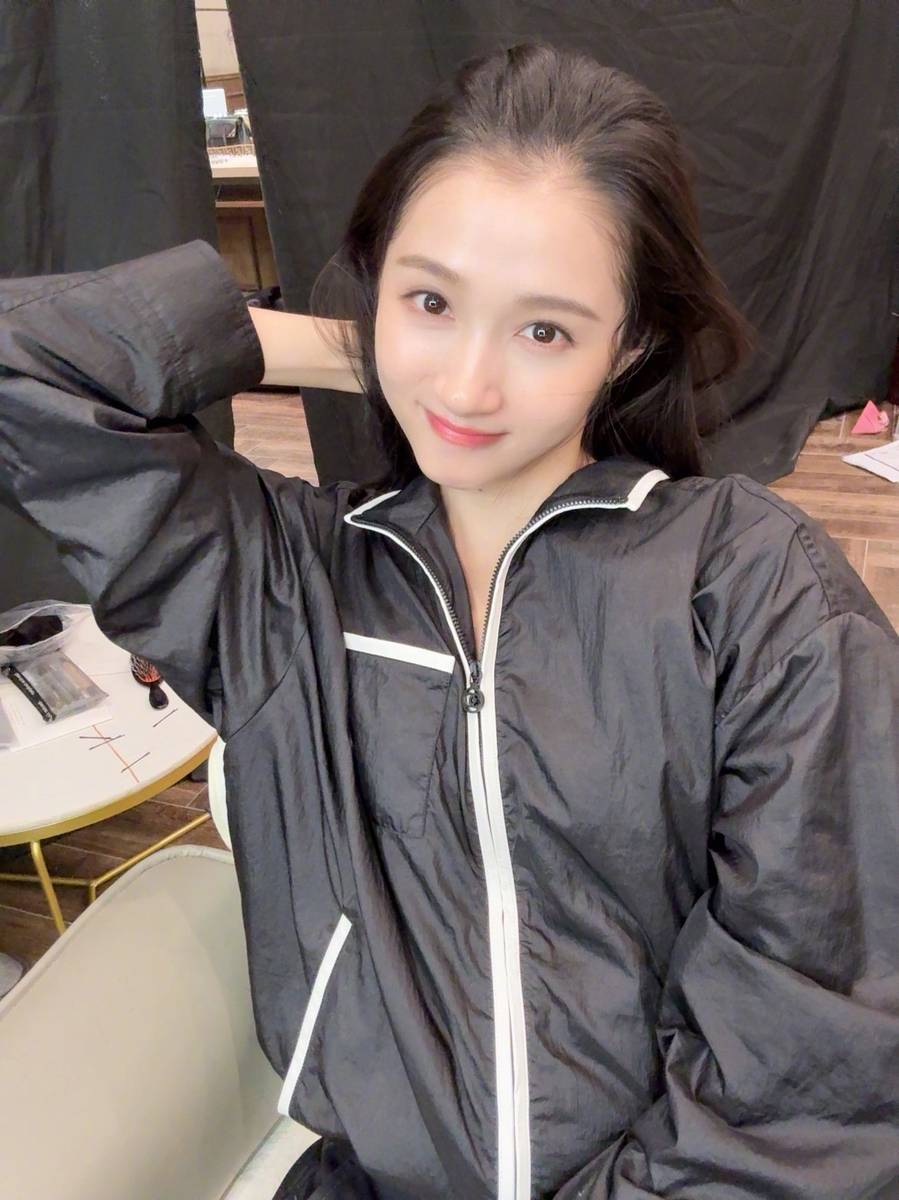 关晓彤晒理发随拍照 对着镜头开心比耶元气满满