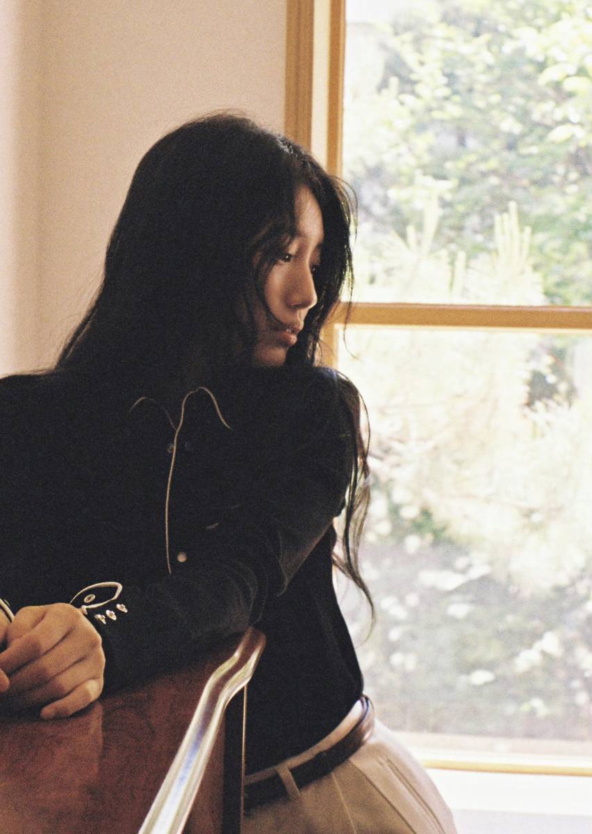 裴秀智穿简约黑白套装 复古胶片清冷松弛质感出众