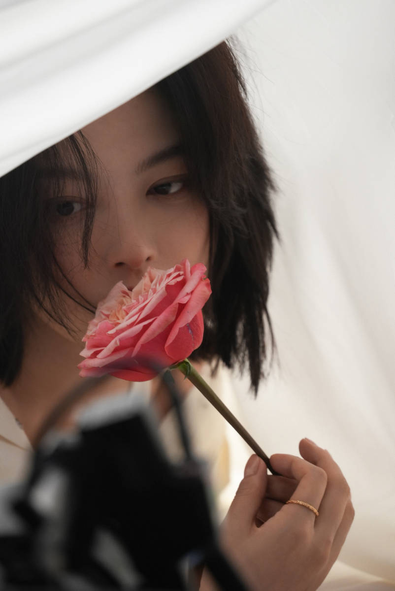 辛芷蕾最新花絮美照曝光 穿粉色挂脖裙鲜活又耀眼