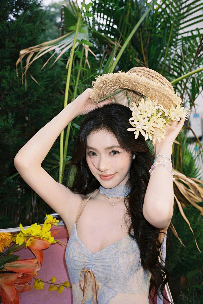 林允晒夏日缤纷写真大片 穿印花吊带裙清凉感十足