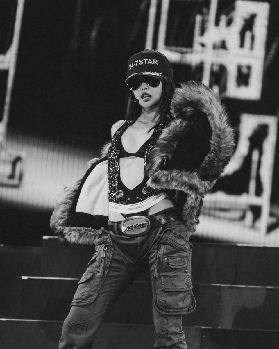 JENNIE穿中空上衣彩排热辣性感 身材纤细比例超好