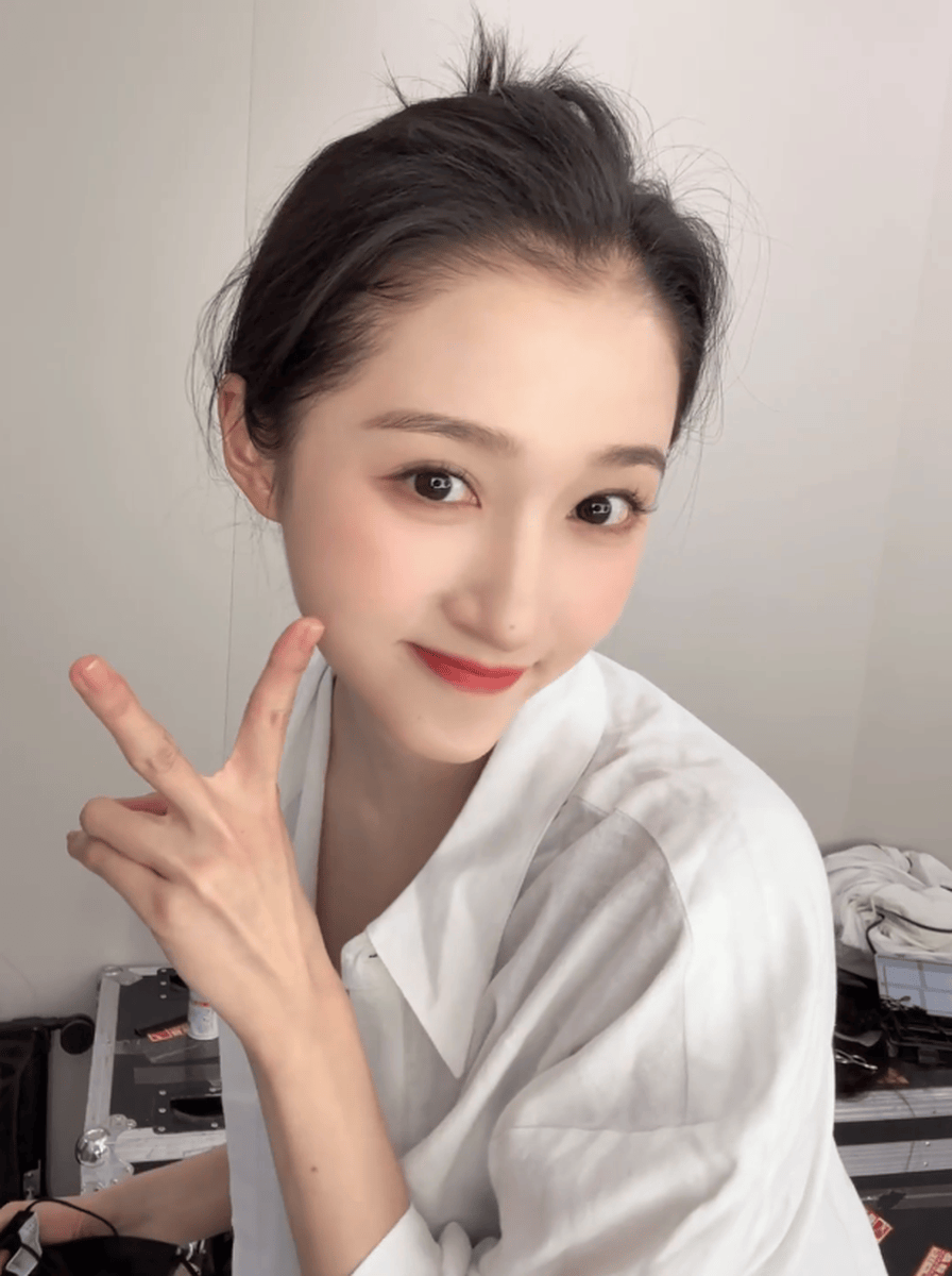 关晓彤晒自拍美照元气满满 嘟嘴比耶俏皮又可爱