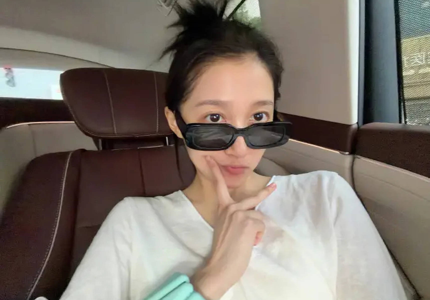 关晓彤晒打网球照 一双大长腿非常吸睛