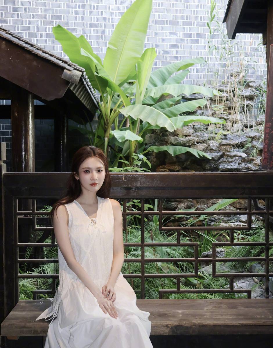 张慧雯穿白色长裙置身古院 清雅温婉宛如白月光
