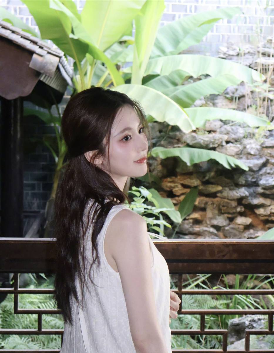 张慧雯穿白色长裙置身古院 清雅温婉宛如白月光
