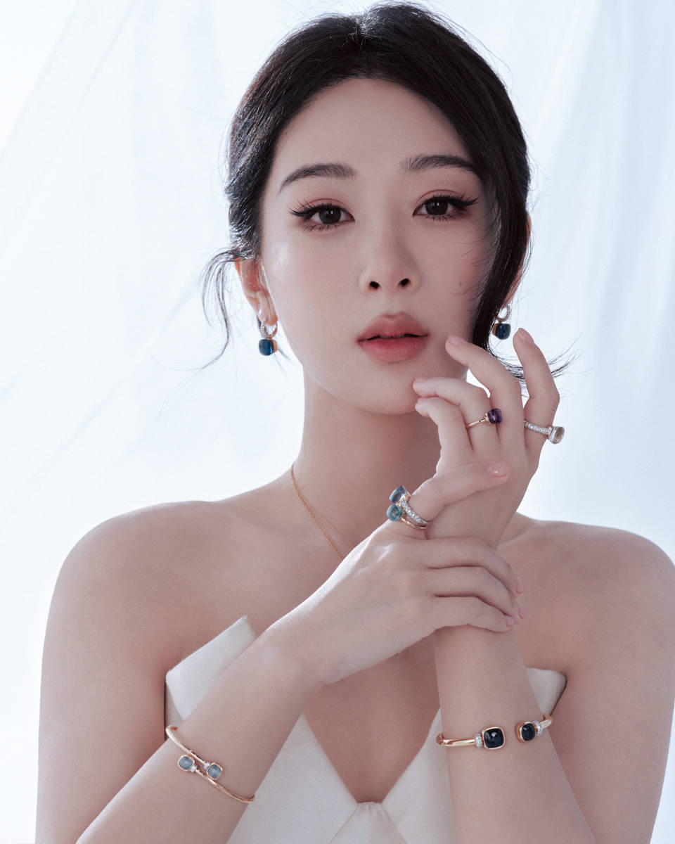 杨紫最新写真大片曝光 穿纯白礼裙气质优雅迷人