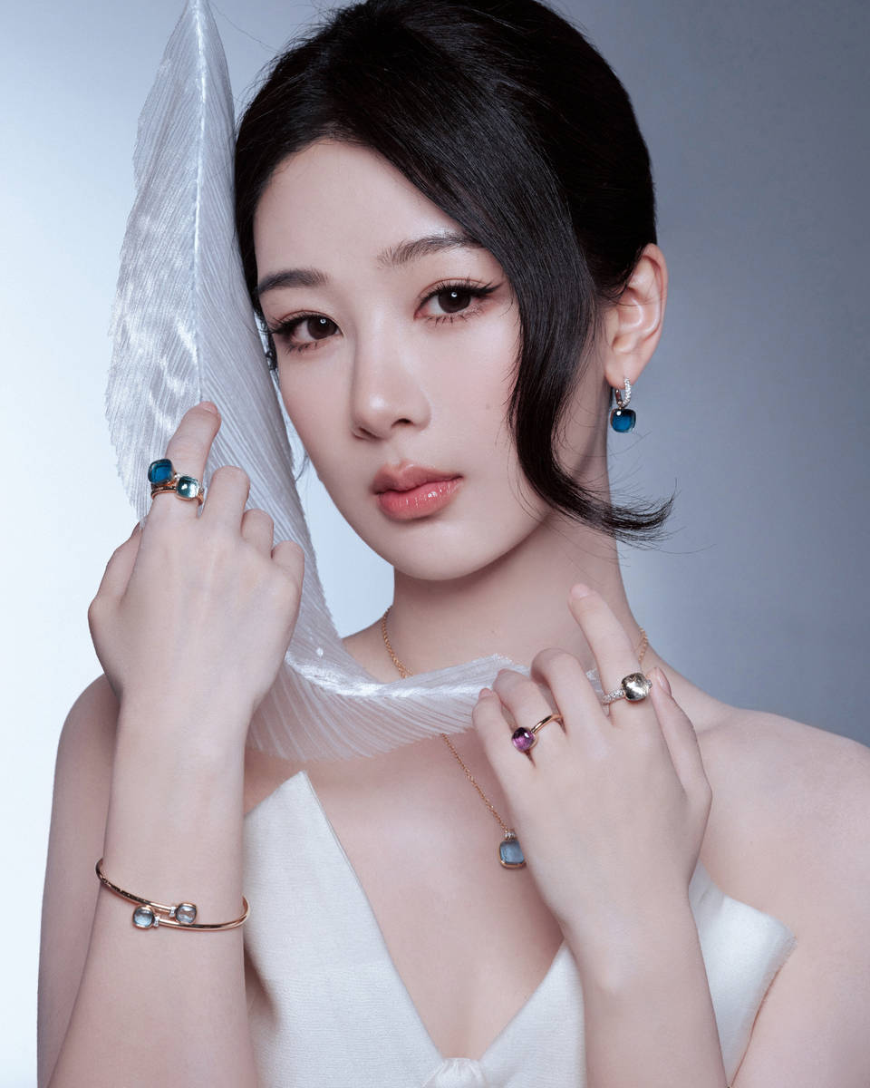 杨紫最新写真大片曝光 穿纯白礼裙气质优雅迷人