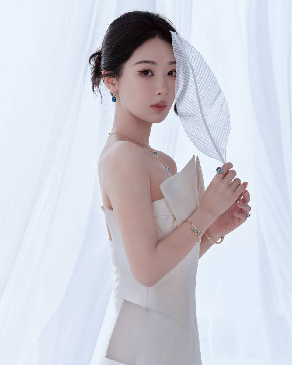 杨紫最新写真大片曝光 穿纯白礼裙气质优雅迷人