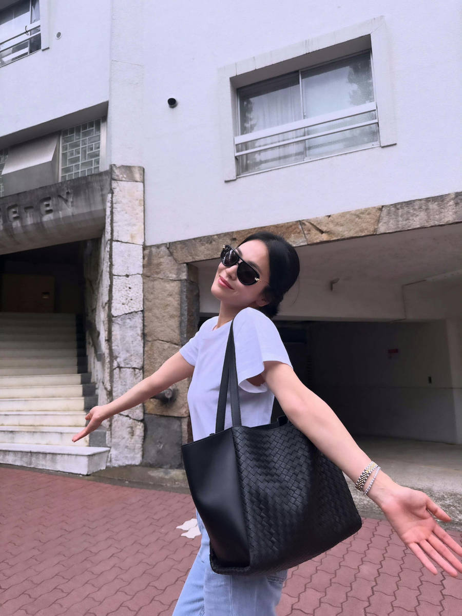 宋慧乔白T配牛仔裤轻松自在 歪头嘟嘴尽显灵动肆意