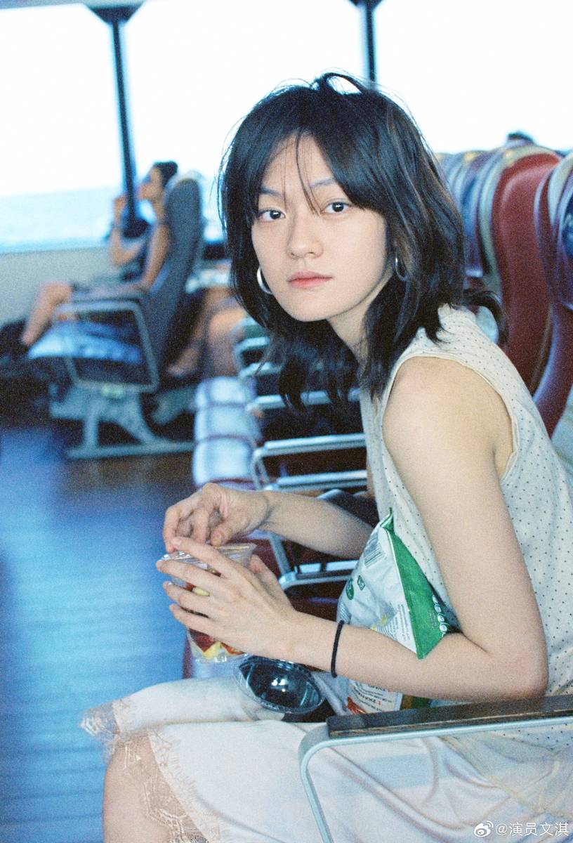 文淇穿波点裙笑容明媚 满是少女鲜活烂漫的松弛感