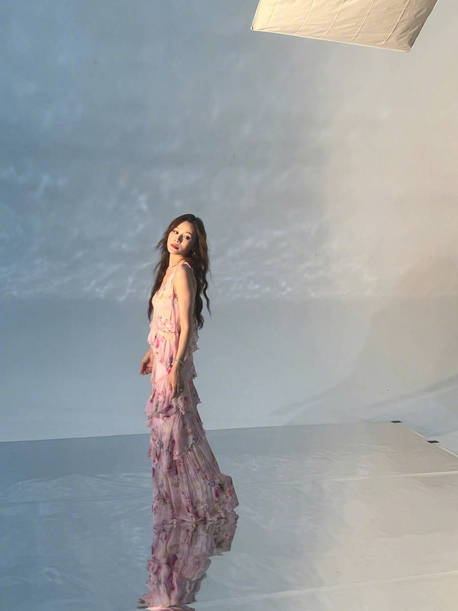 叶一茜穿粉色碎花吊带长裙 柔婉慵懒氛围感十足