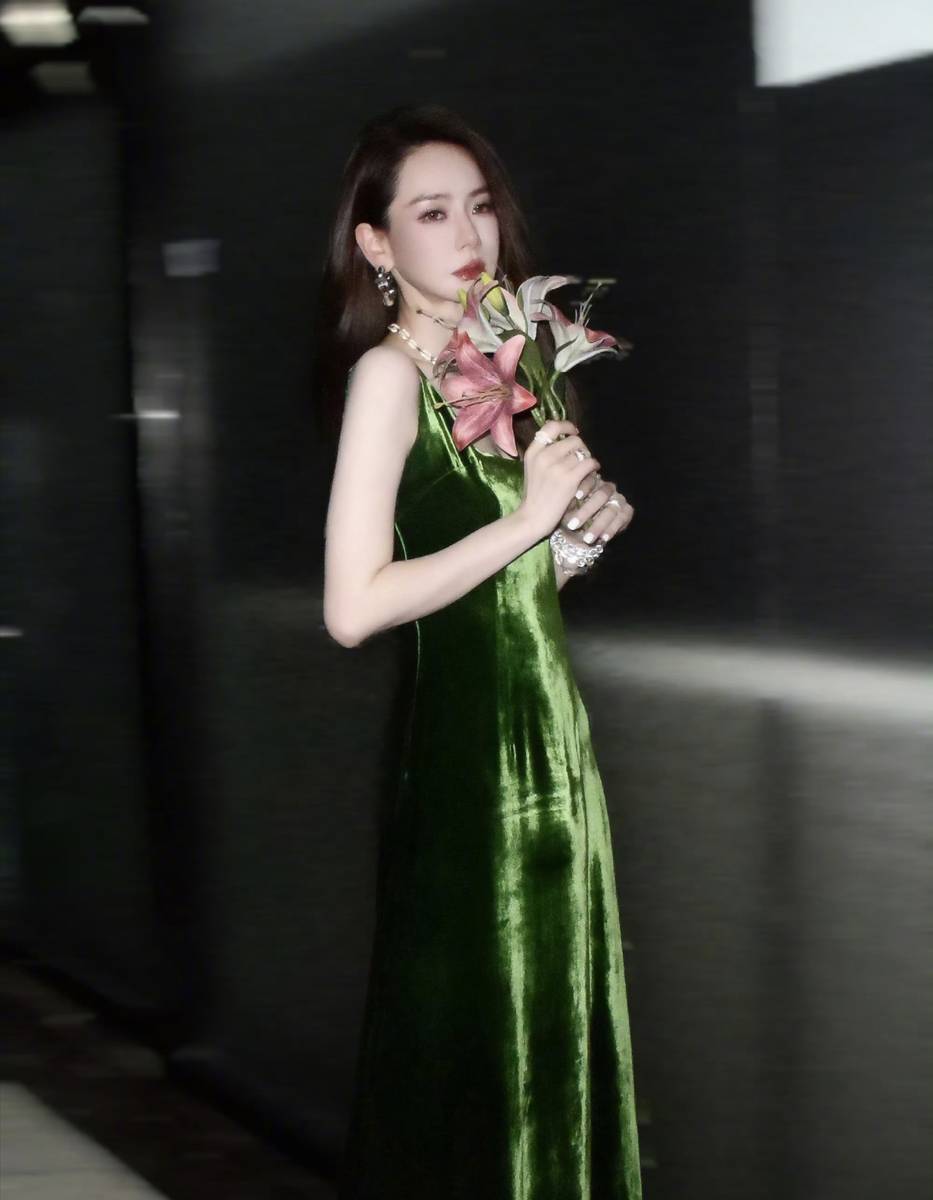 戚薇穿丝绒吊带长裙手捧百合 冷艳忧郁氛围感十足