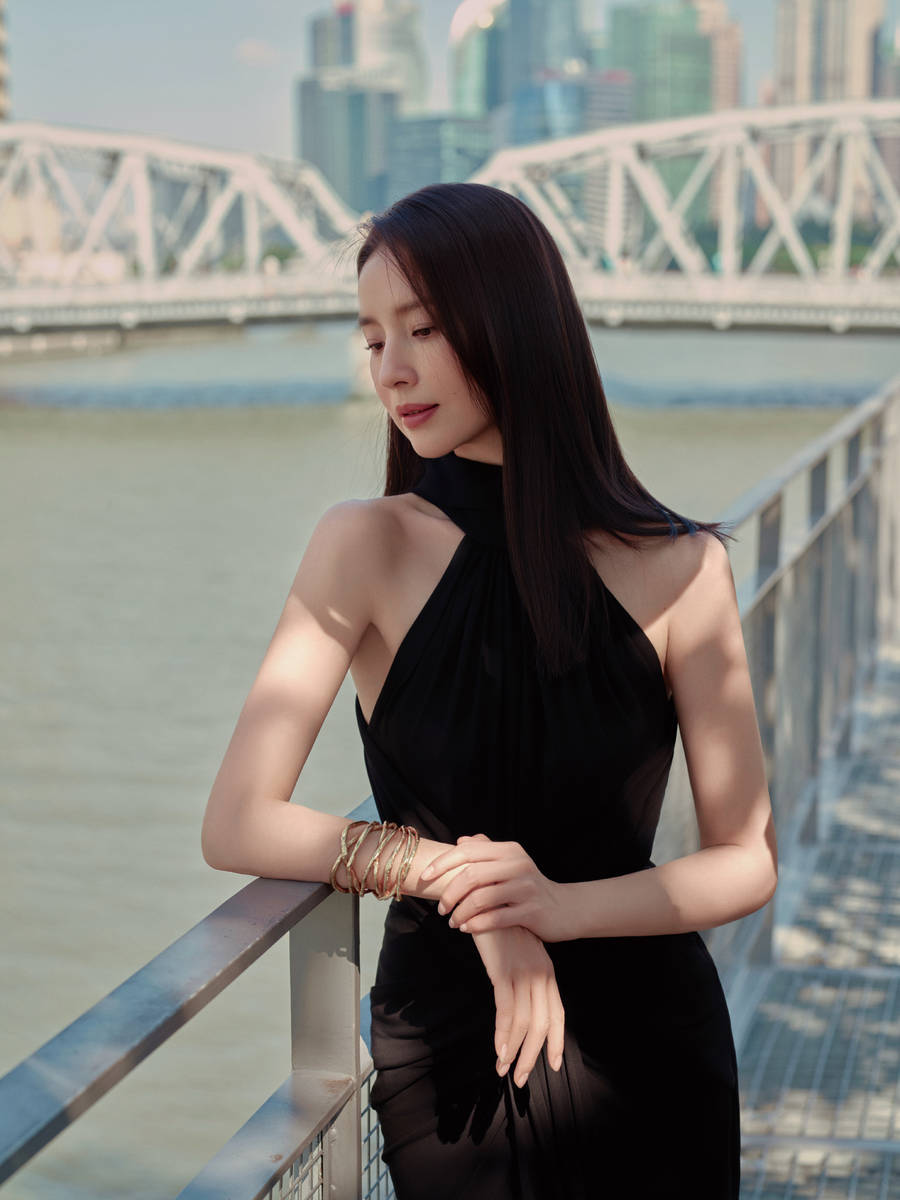 46岁董洁像吃了防腐剂！穿黑色露背裙宛若清冷少女