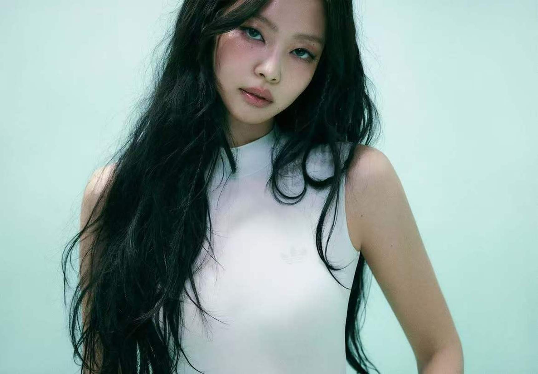Jennie穿白色连体衣配真挚长袜 风凉飒精练场出众
