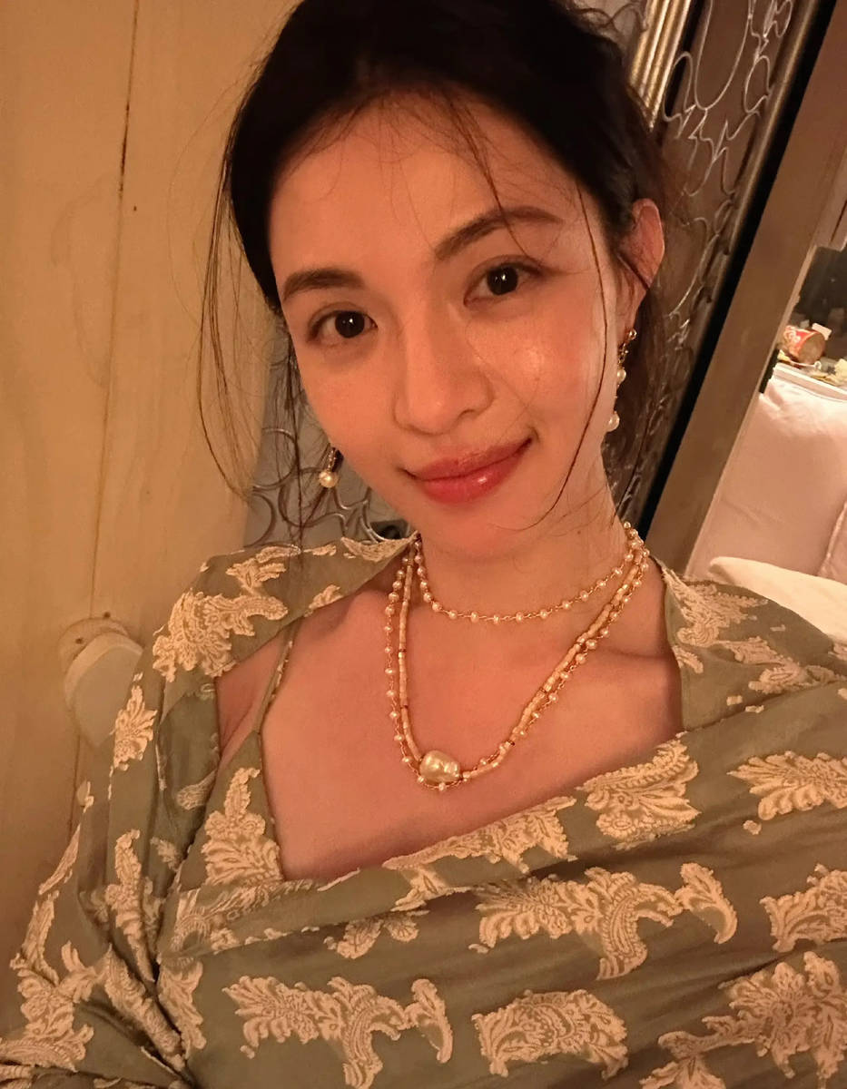 钟楚曦晒泳装美照太性感 身材火辣修长美腿吸睛