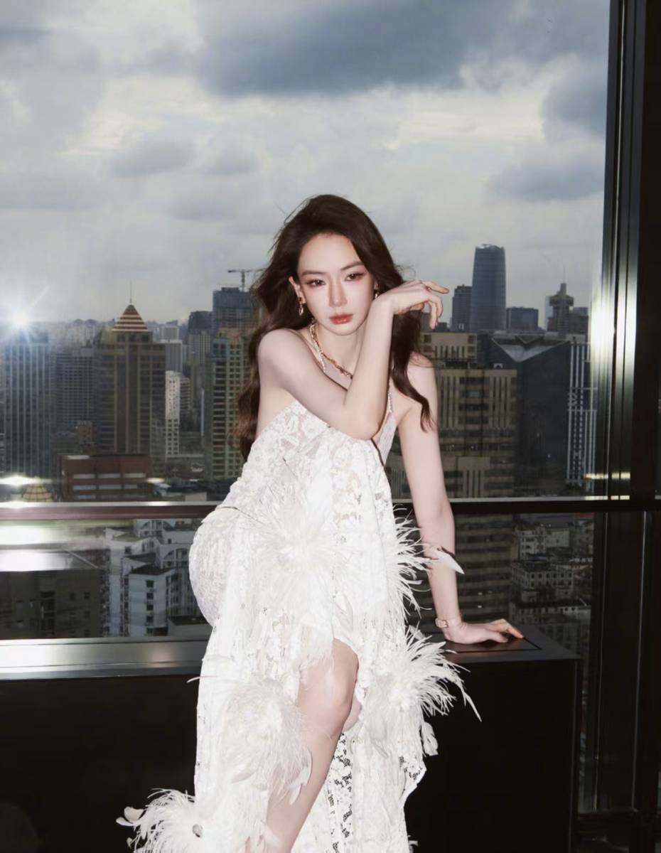 戚薇穿白色蕾丝露背吊带长裙 优雅迷人氛围感拉满