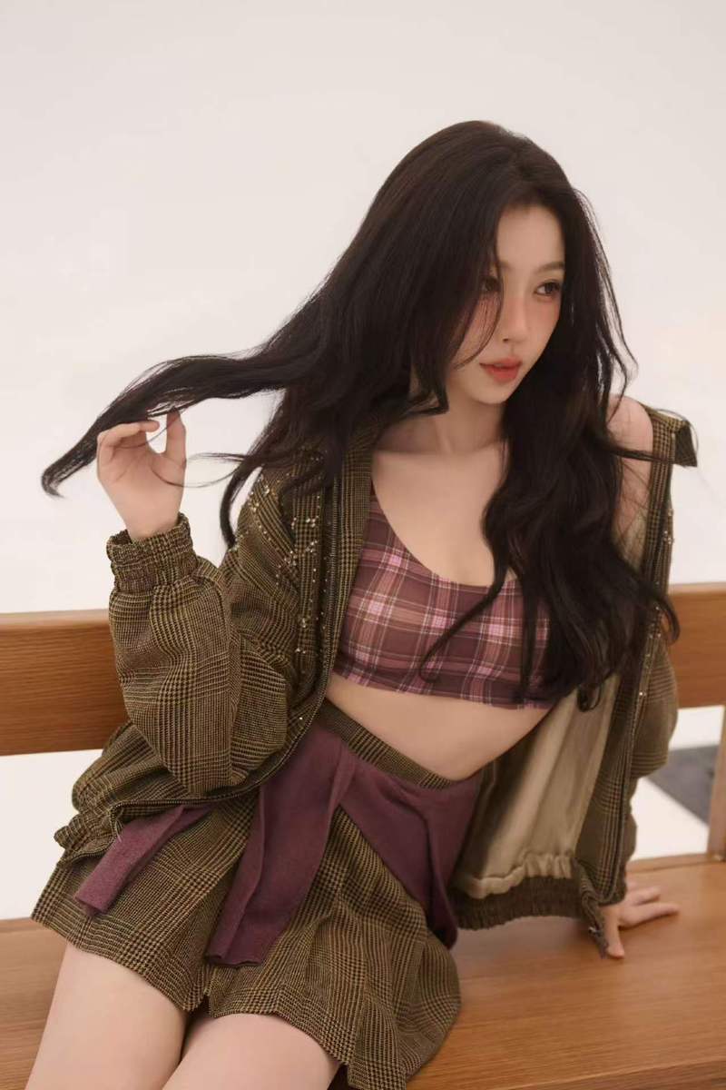 虞书欣穿美拉德色系格纹套装 明艳复古辣妹感十足