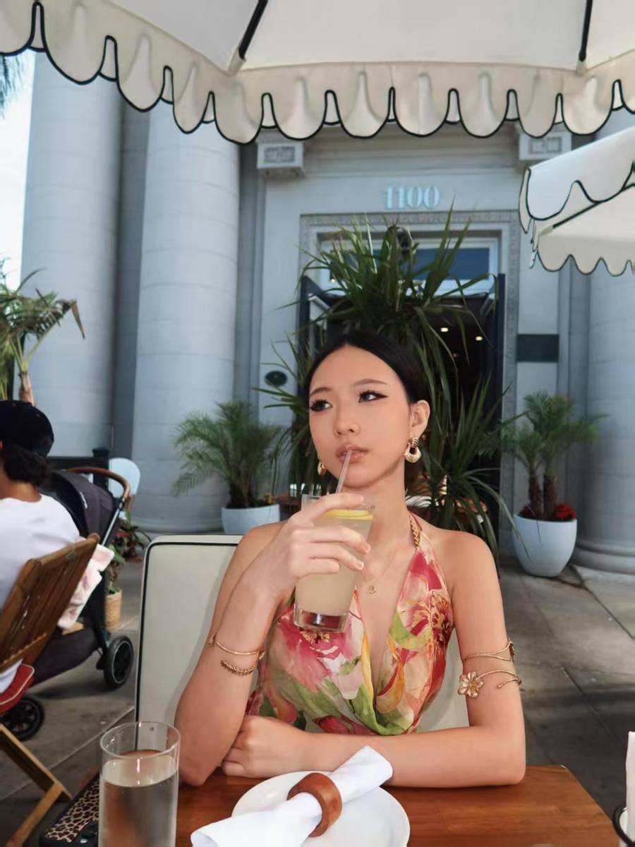 Elly穿印花比基尼海边度假 大秀美背长腿好吸睛