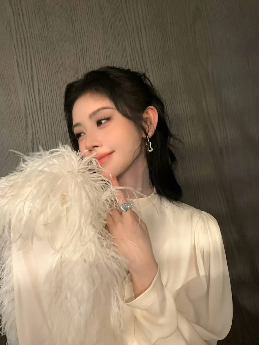 鞠婧祎穿羽毛上衣搭包臀短裙 慵懒贵气精细灵动