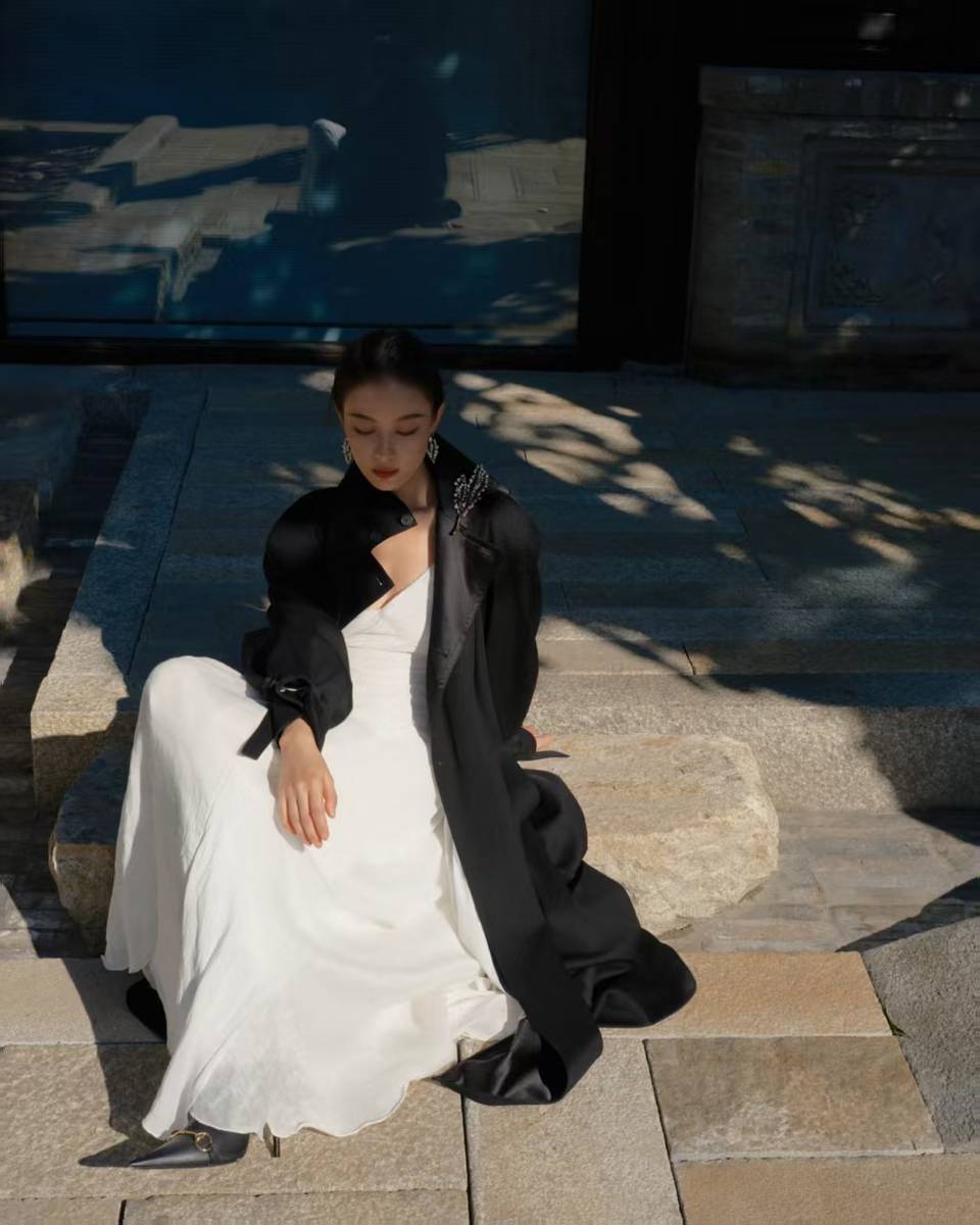 倪妮穿吊带裙搭西装散步庭院 摧毁高等氛围感拉满