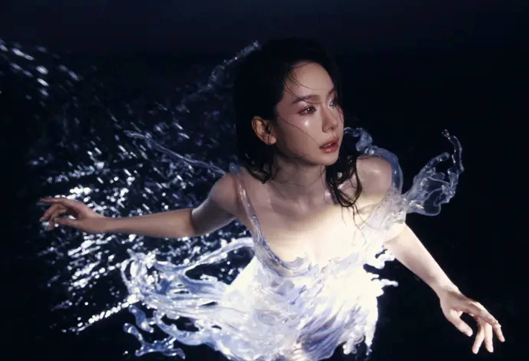 内娱红毯卷出新高度！戚薇用3D技术打印“水花裙”