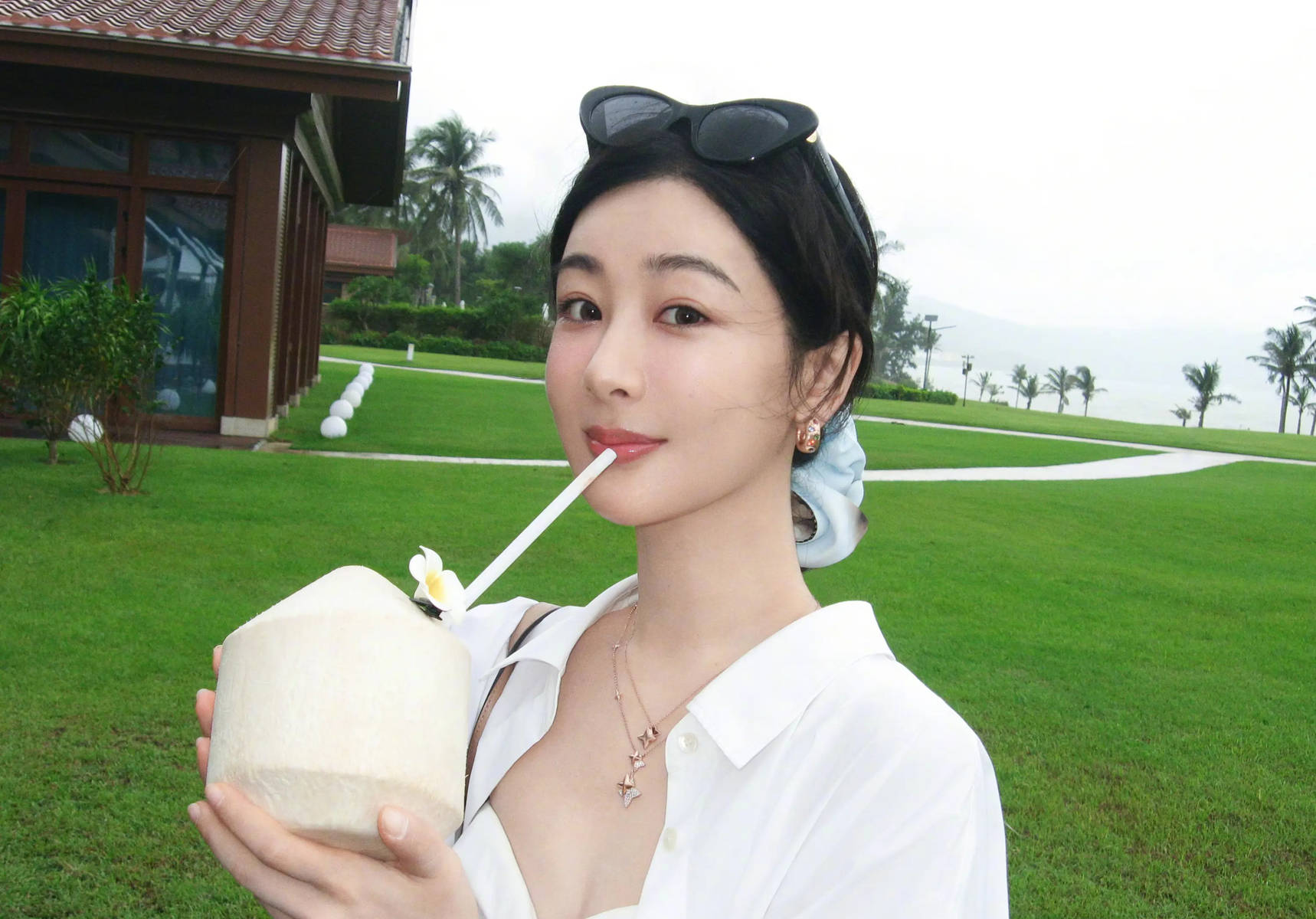 杨紫穿白衫廓清松懈 手捧椰子尽显舒坦沐日感