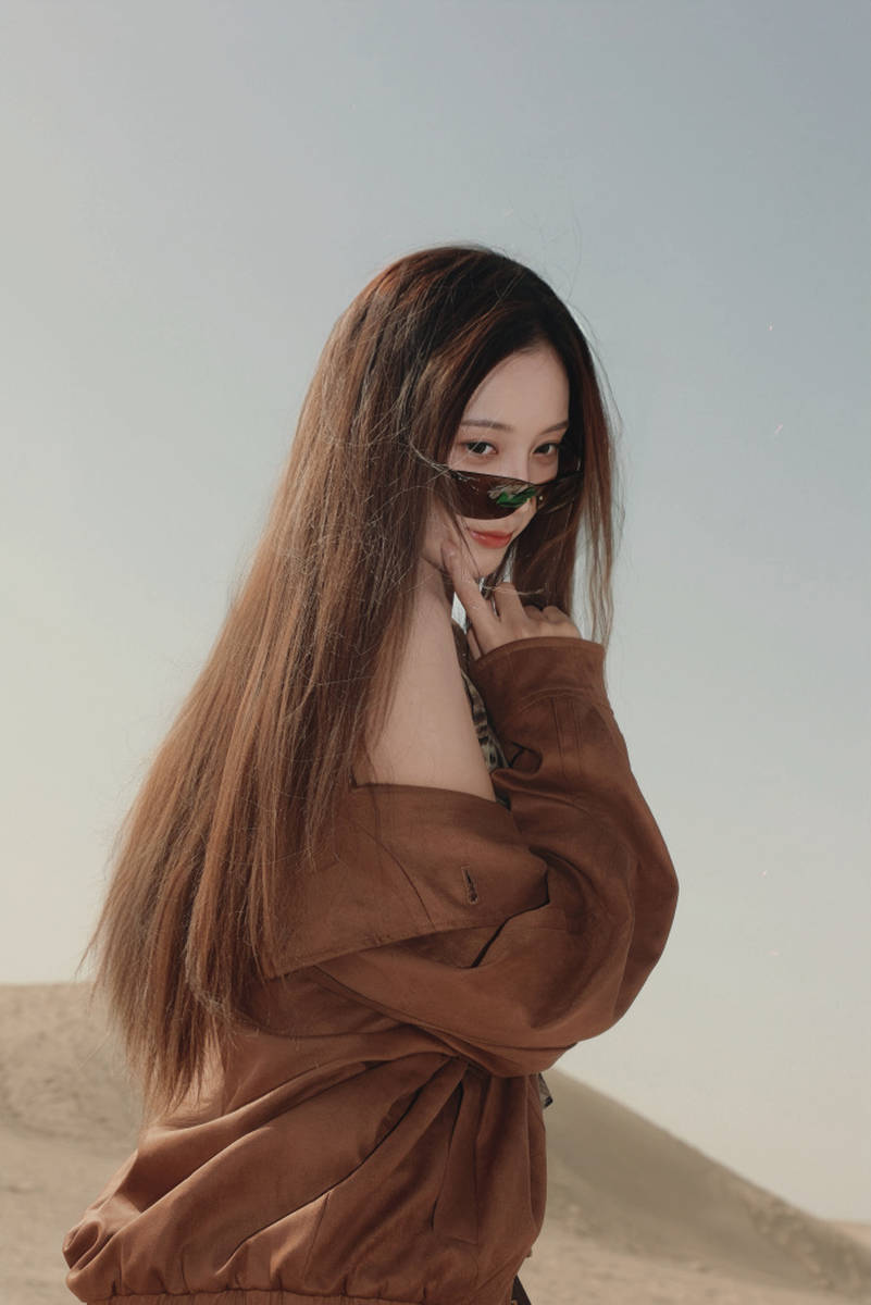 徐艺洋戴墨镜解锁沙漠大片 穿豹纹吊带明媚又复古
