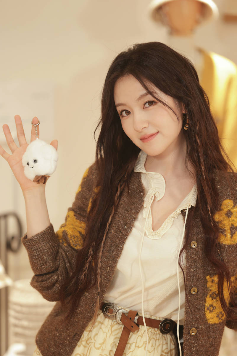 李兰迪身着花纹针织开衫 甜美元气慵懒治愈