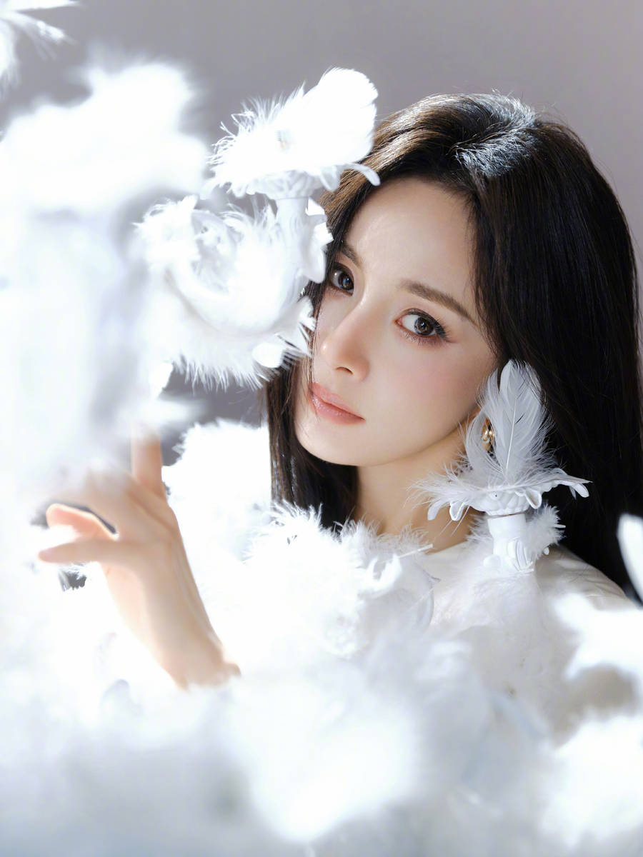 杨幂穿白羽毛短裙清纯动人 长发飘逸灵动美貌养眼