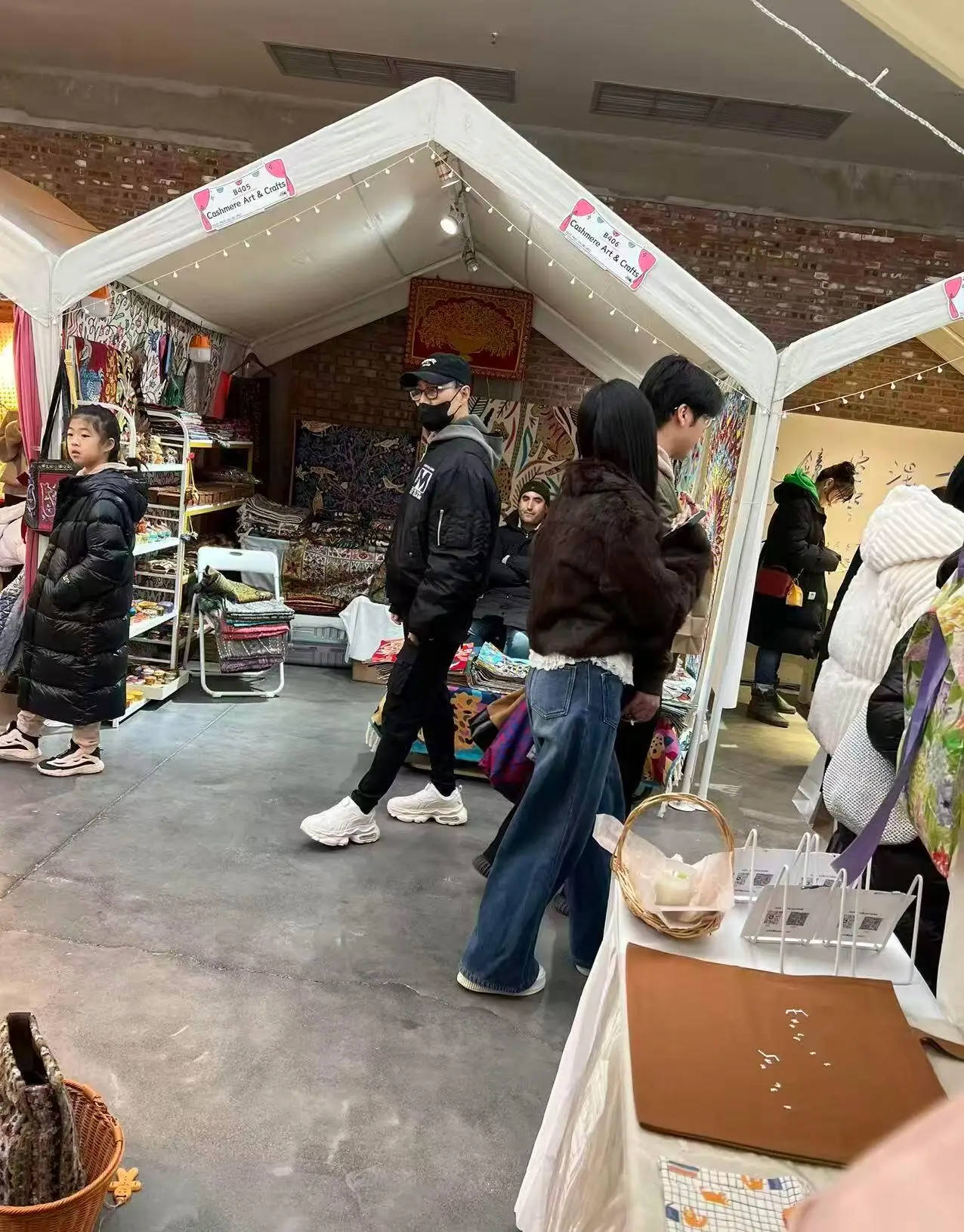 汪峰带儿子醒醒逛市场 穿紧身裤体魄深广洒脱帅气