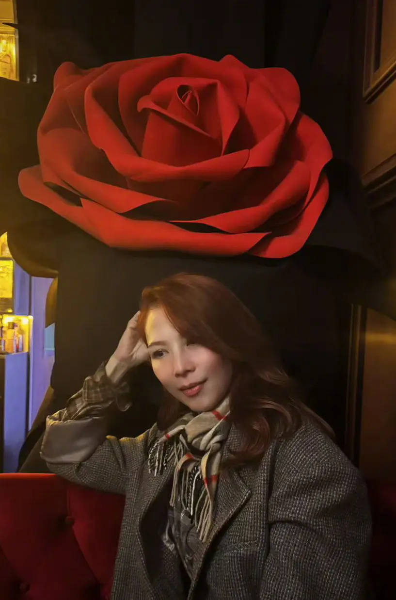 蔡少芬张晋庆祝成亲18周年 两东谈主搞怪亲吻满脸幸福