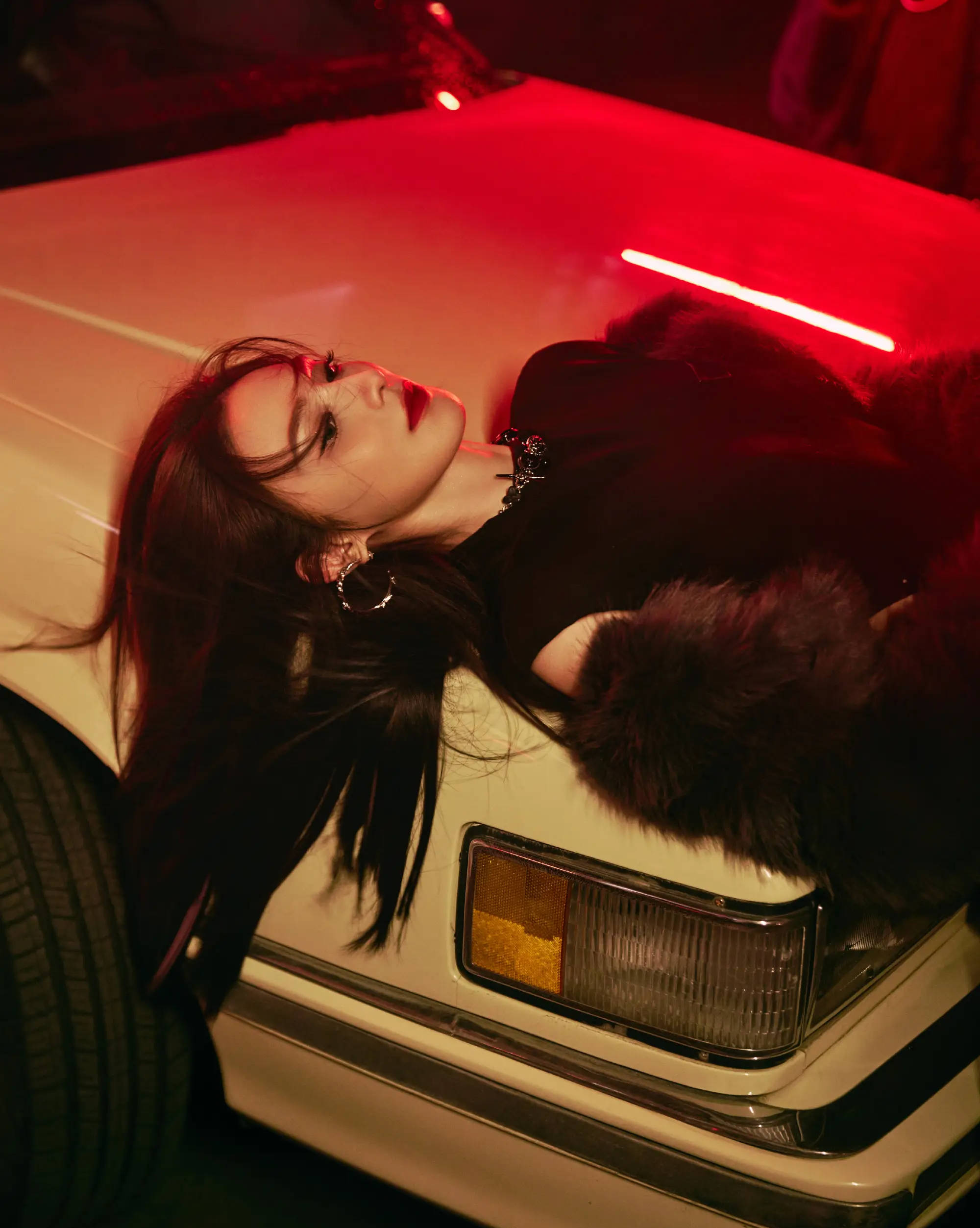 彭小苒穿镂空连体衣躯壳火辣 抬手遮眸显飒媚气场