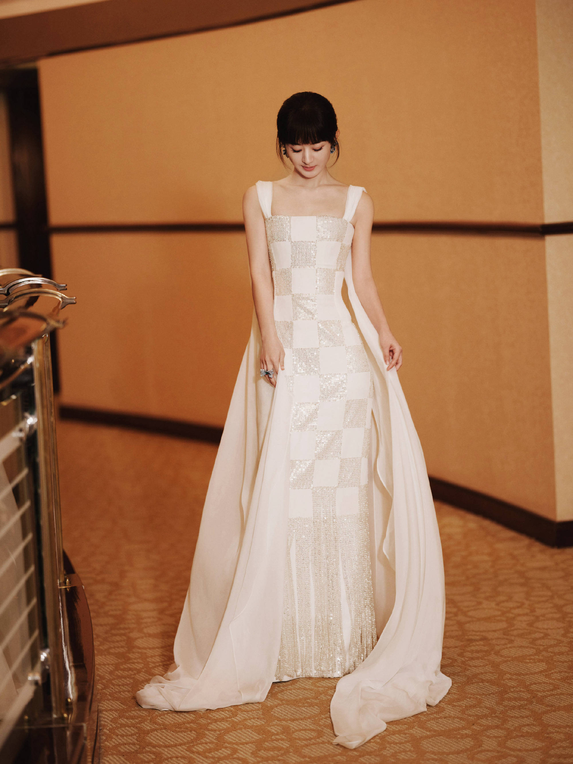 赵丽颖穿流苏裙气质优雅迷人！梳齐刘海发型超可爱