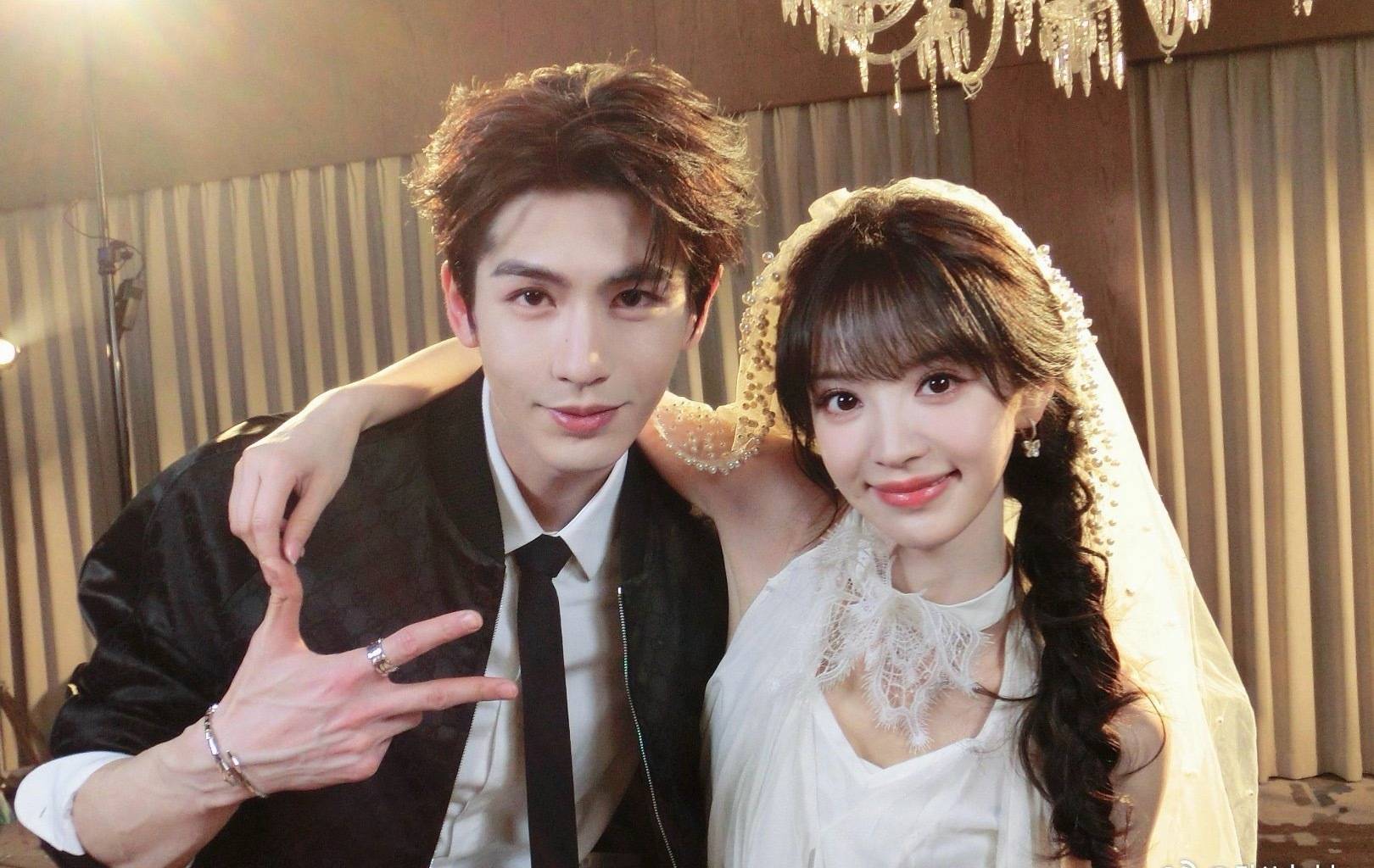 田曦薇张凌赫亲密挽肩默契十足 同框互动甜度超标