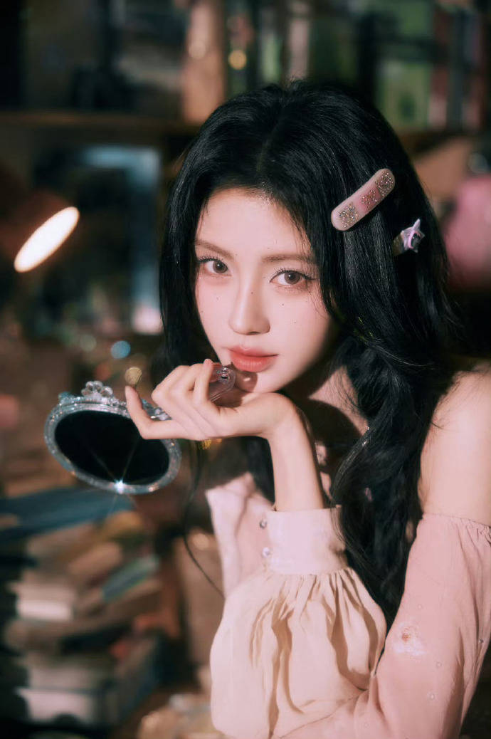 鞠婧祎穿粉色毛衣化身果汁气泡 手拿镜子俏皮灵动