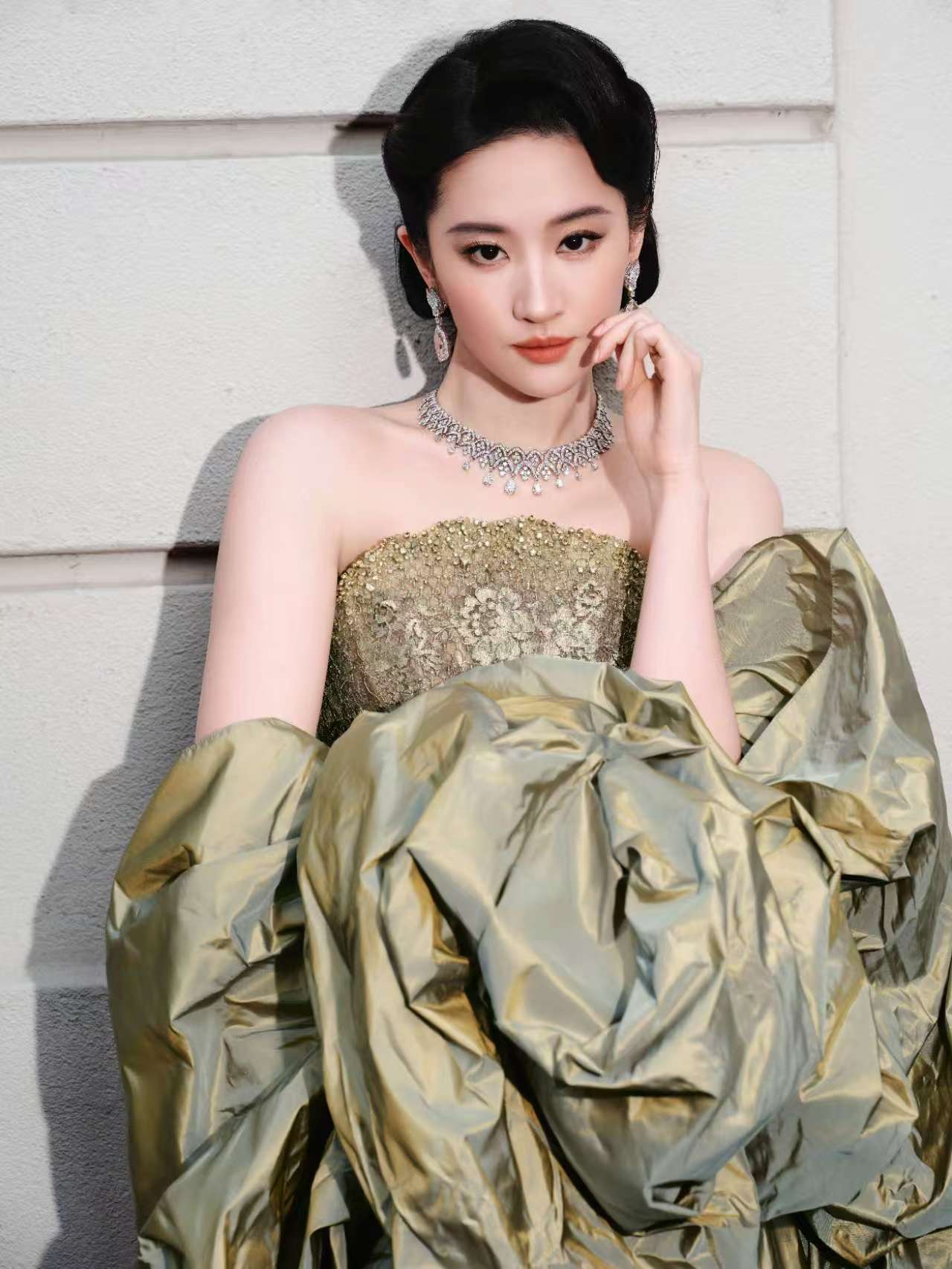 刘亦菲穿抹胸鎏金裙温婉大气 钻饰加身显优雅矜贵