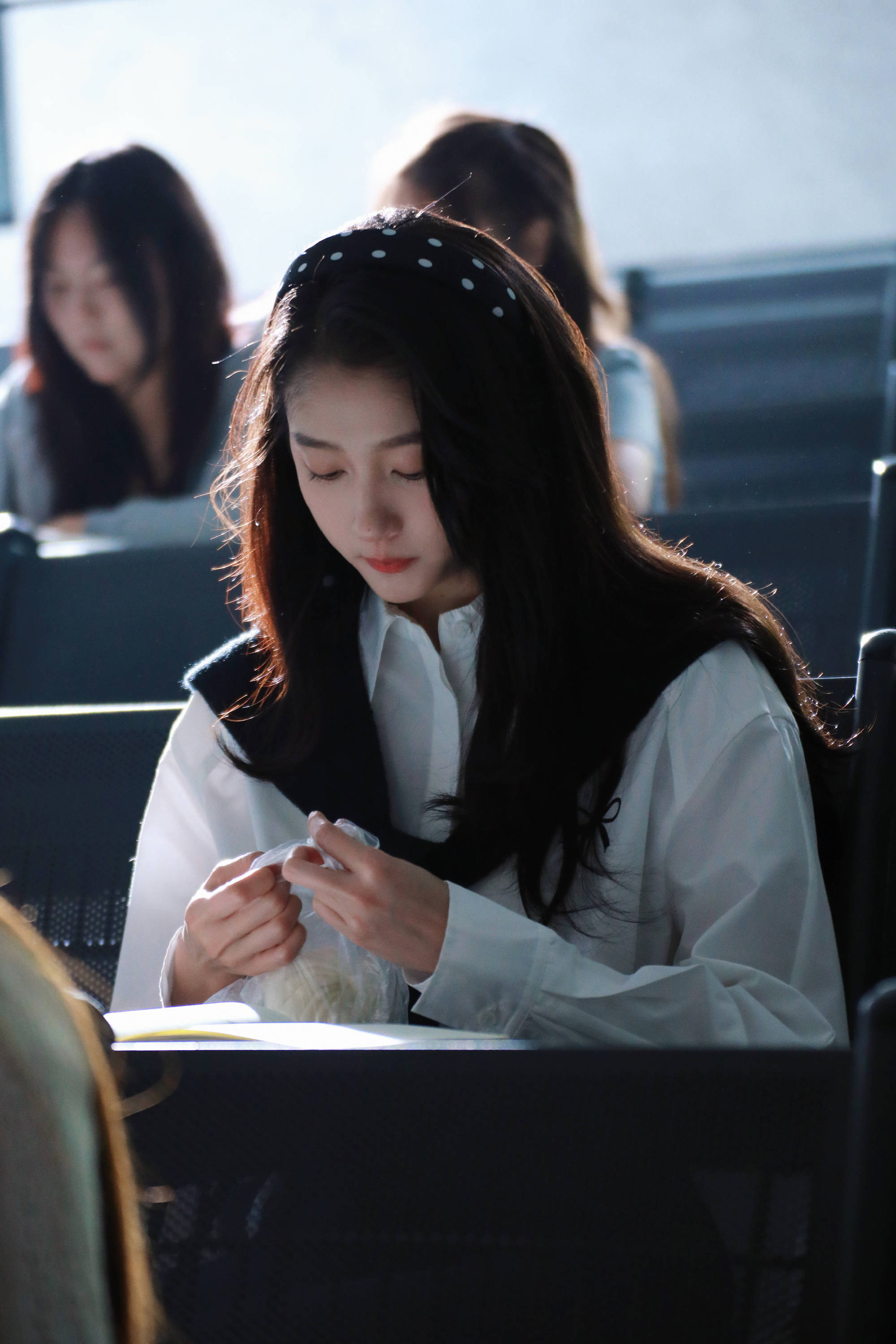 关晓彤留气质长发清纯乖巧 校园风穿搭青春亮眼