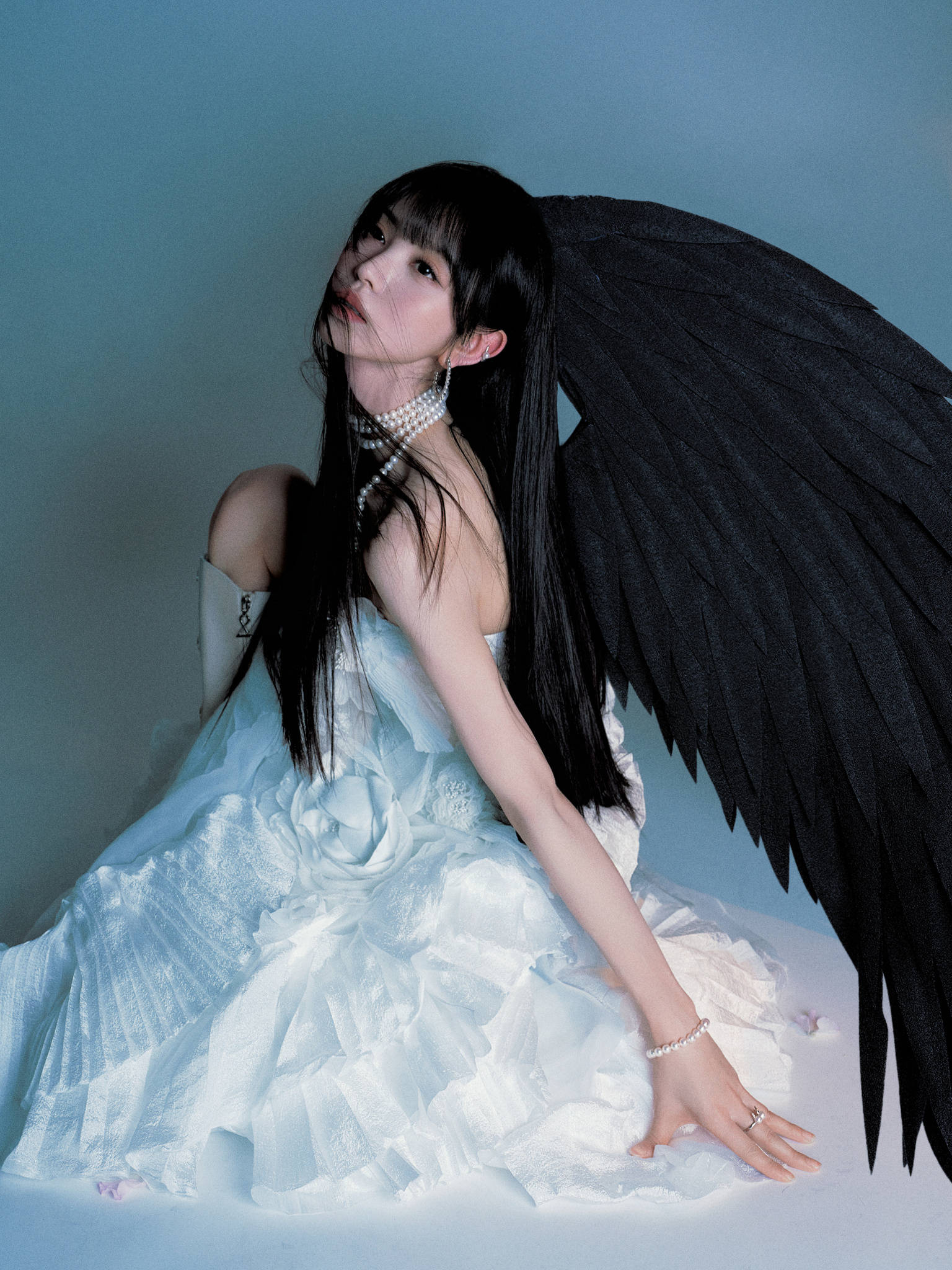 田曦薇戴黑色翅膀变堕天使 穿白色抹胸裙又纯又欲