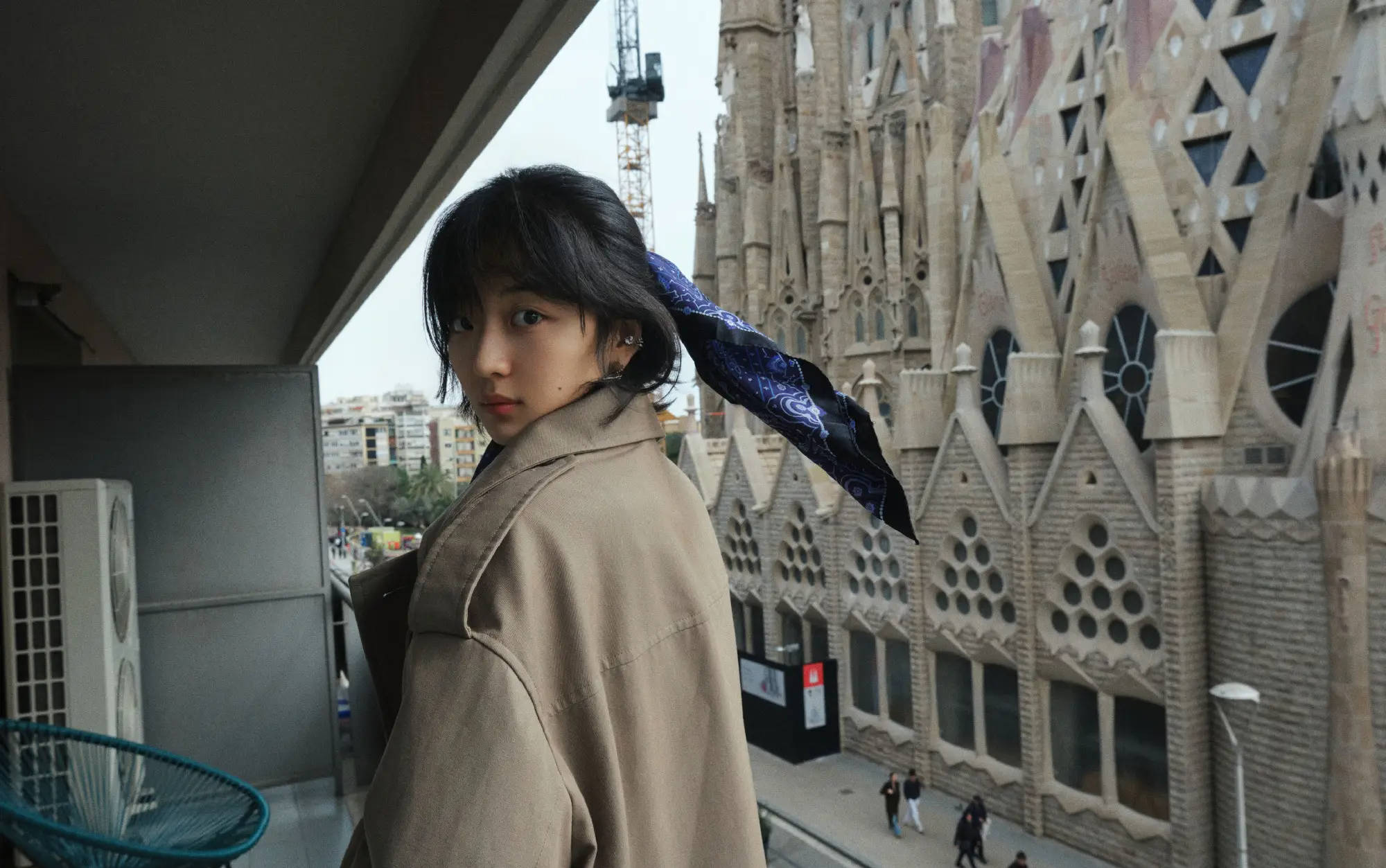 孙千蓝丝巾束发气质阴凉 卡其风衣尽显马虎顺心感