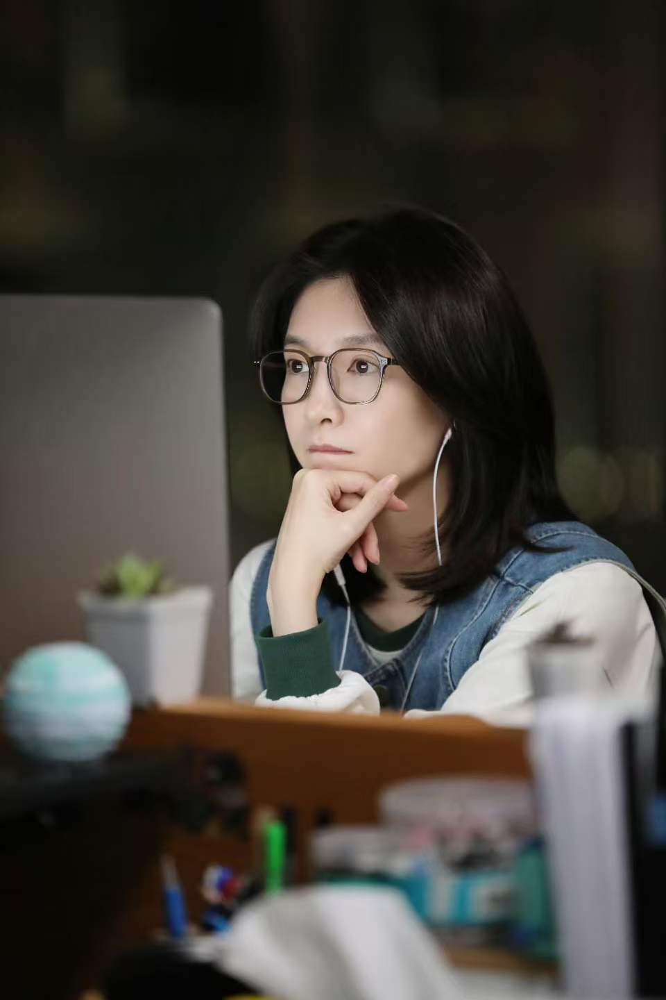 江疏影戴黑框眼镜裹围巾 穿搭休闲尽显文艺气质