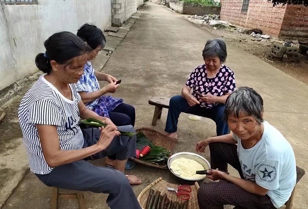 大妈说闲话图片图片