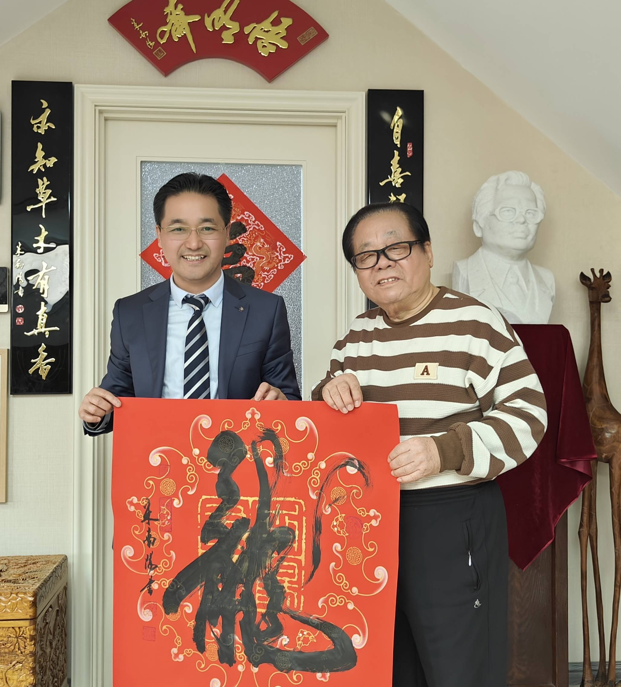 (右一)米南阳先生在日本曾以一幅《精气神》荣获"东邦书展"最高荣誉奖