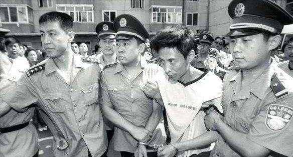 让人在脚镣处塞一块钱,到底有什么秘密_刘晓津_警方_沈阳