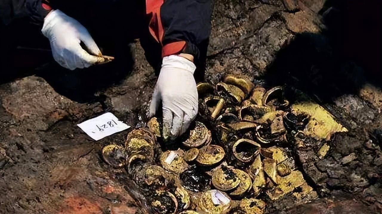 2000年湖北梁庄王墓遭盗掘,政府抢救挖掘怪事不断,上亿宝藏现世_进行