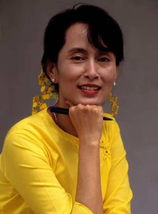 打倒彭家声,推翻昂山素季,敏昂莱蛰伏40年,如何快刀掌权缅甸?