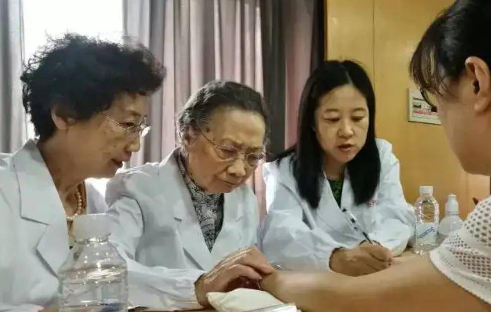 國醫大師朱南孫,101歲高齡仍在坐診,養生秘訣:兩不沾,兩堅持_祖父